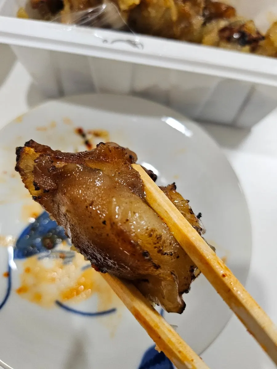 거의 비워진 마늘족발 접시