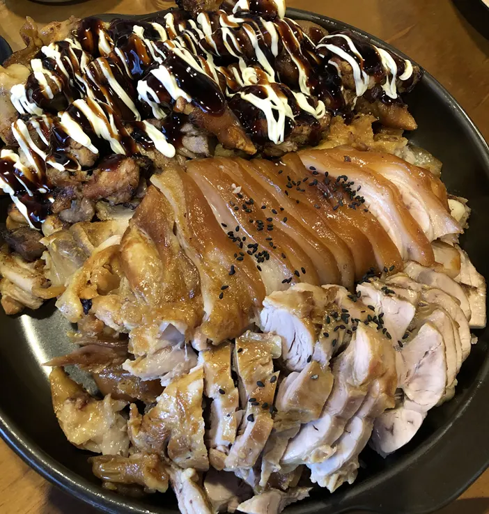 Half-and-half extra-large jokbal with both original and grilled deri styles