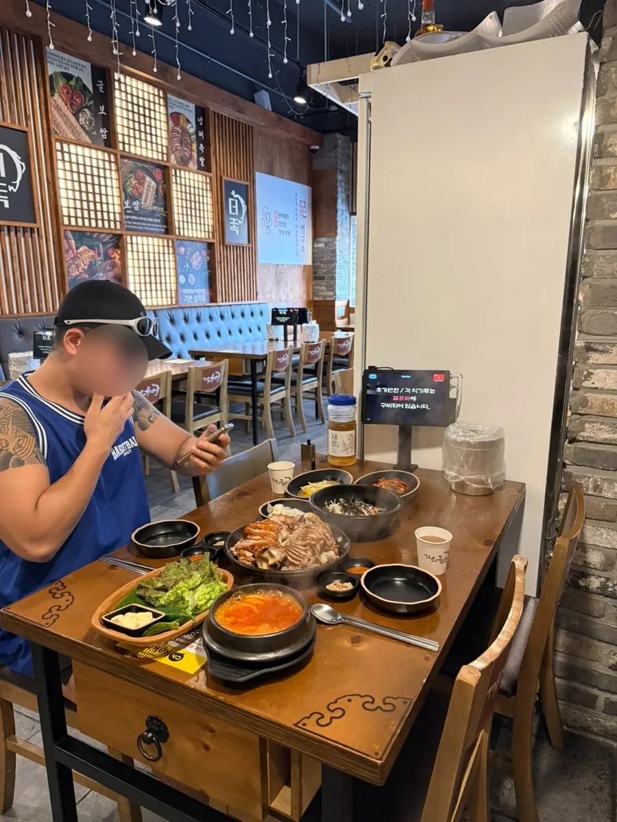 The texture of jokbal boiled fresh daily