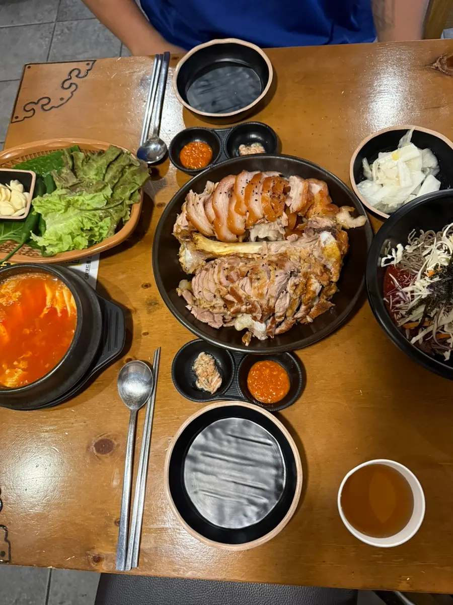 A piece of jokbal picked up with chopsticks