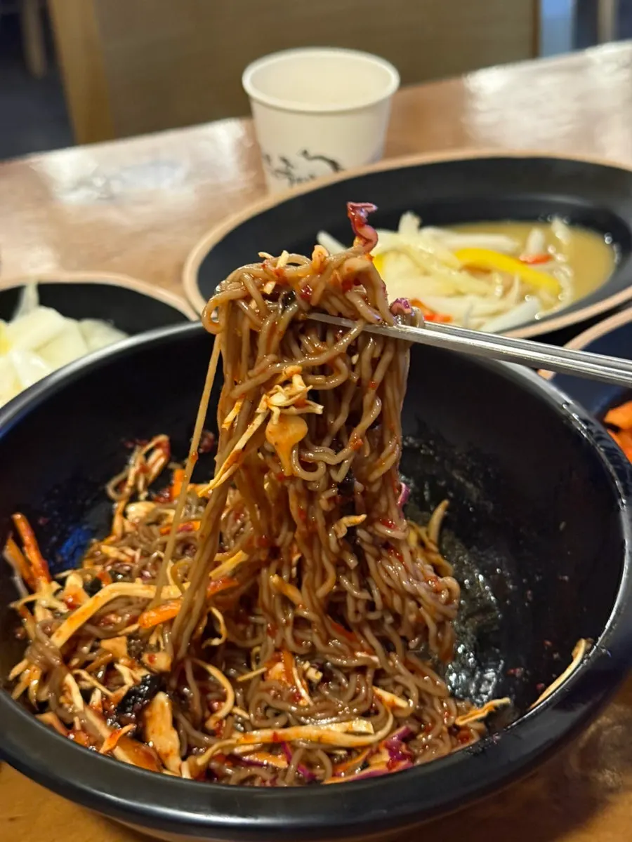 Makguksu mixed and served up