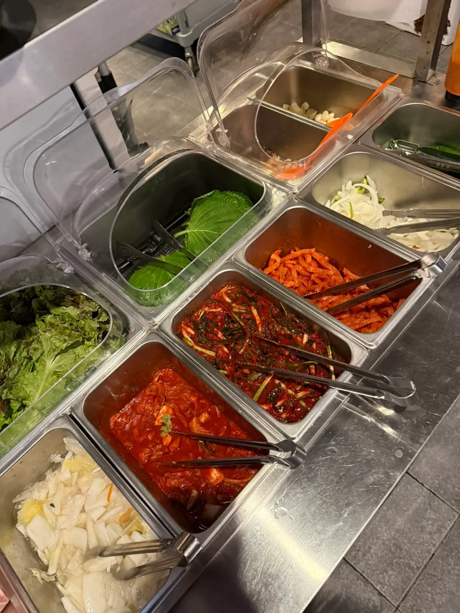 Self-serve bar corner for side dishes