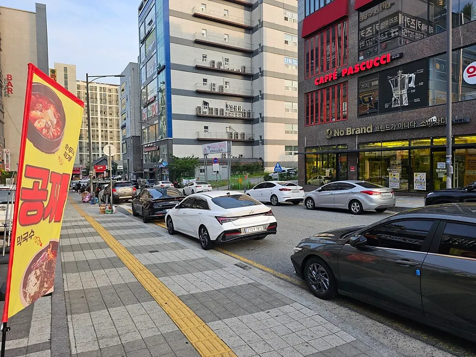 노브랜드 건물 길 건너 상점가 외관