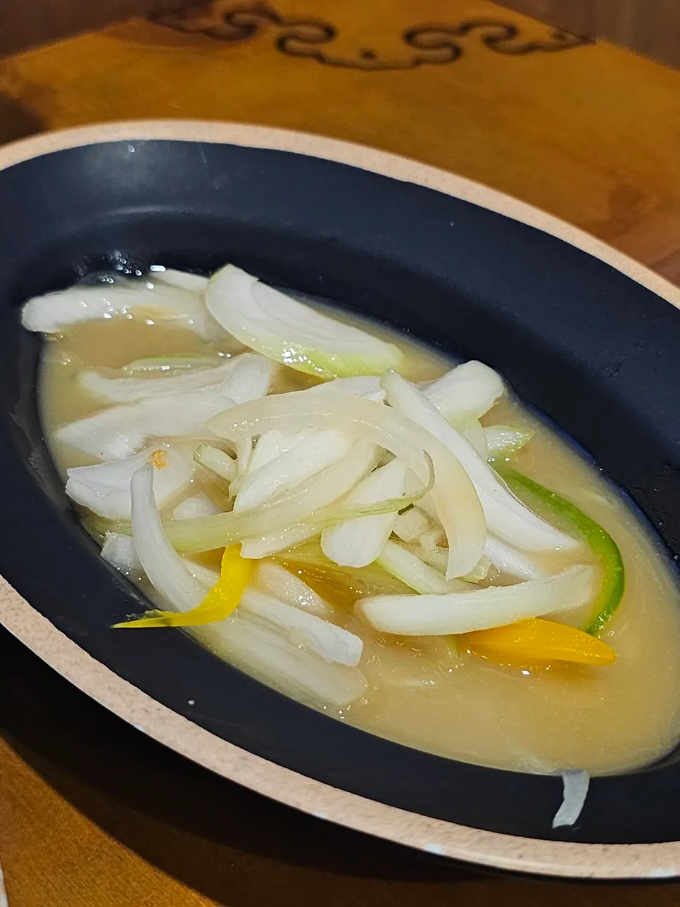 배추김치와 냉채양파 밑반찬