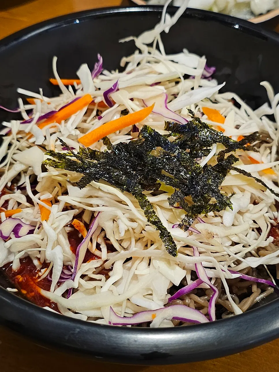 서비스로 나온 비빔막국수