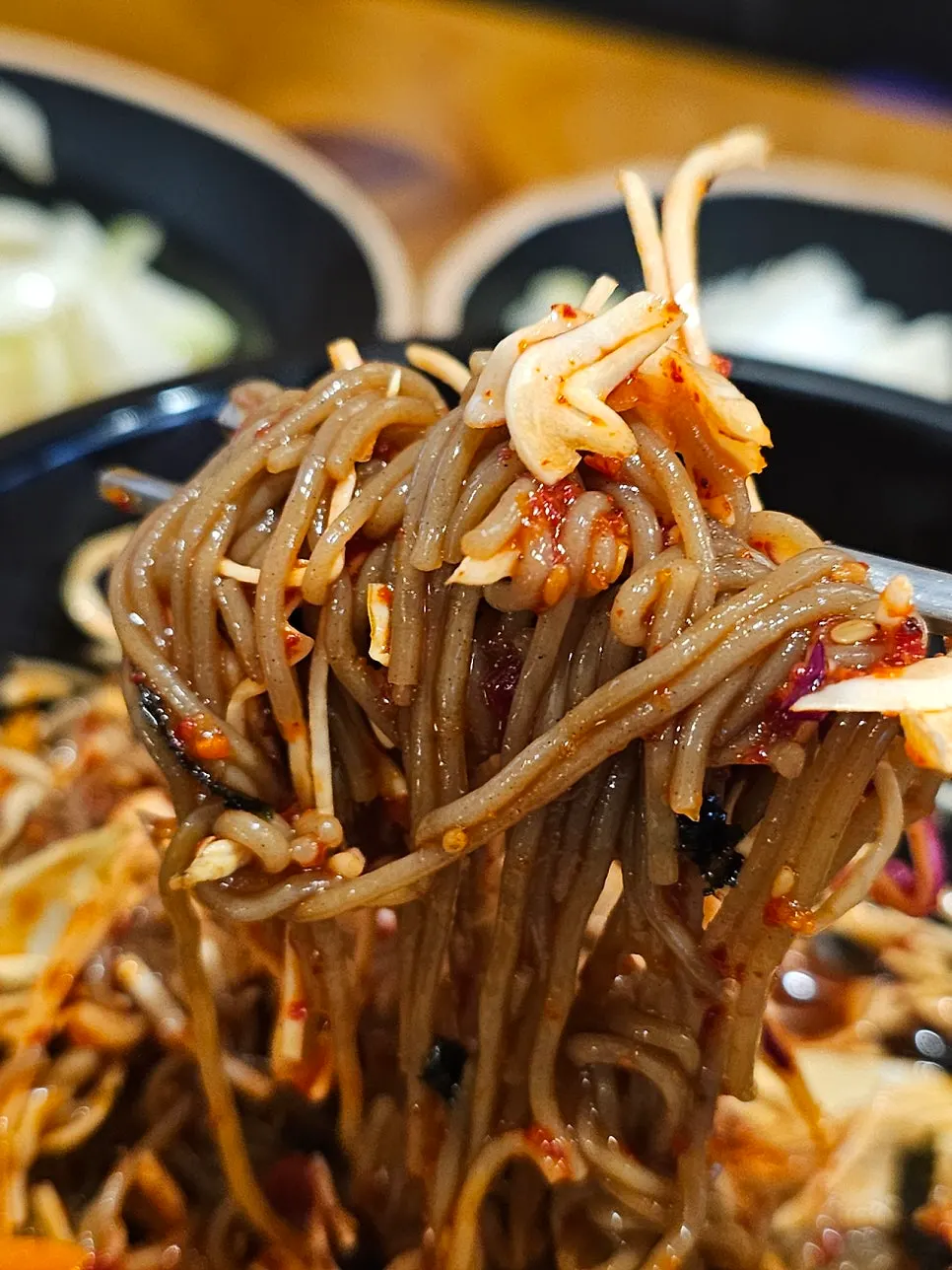 양념에 비벼진 비빔막국수 면발