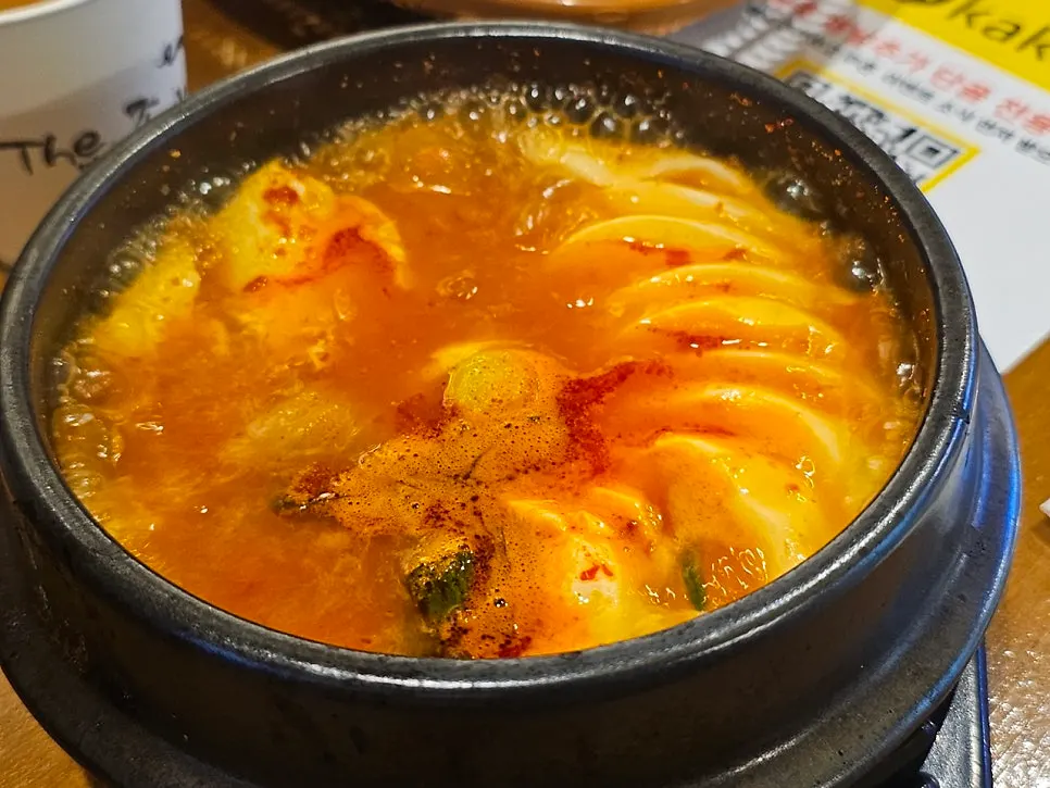 팔팔 끓여 나온 순두부찌개