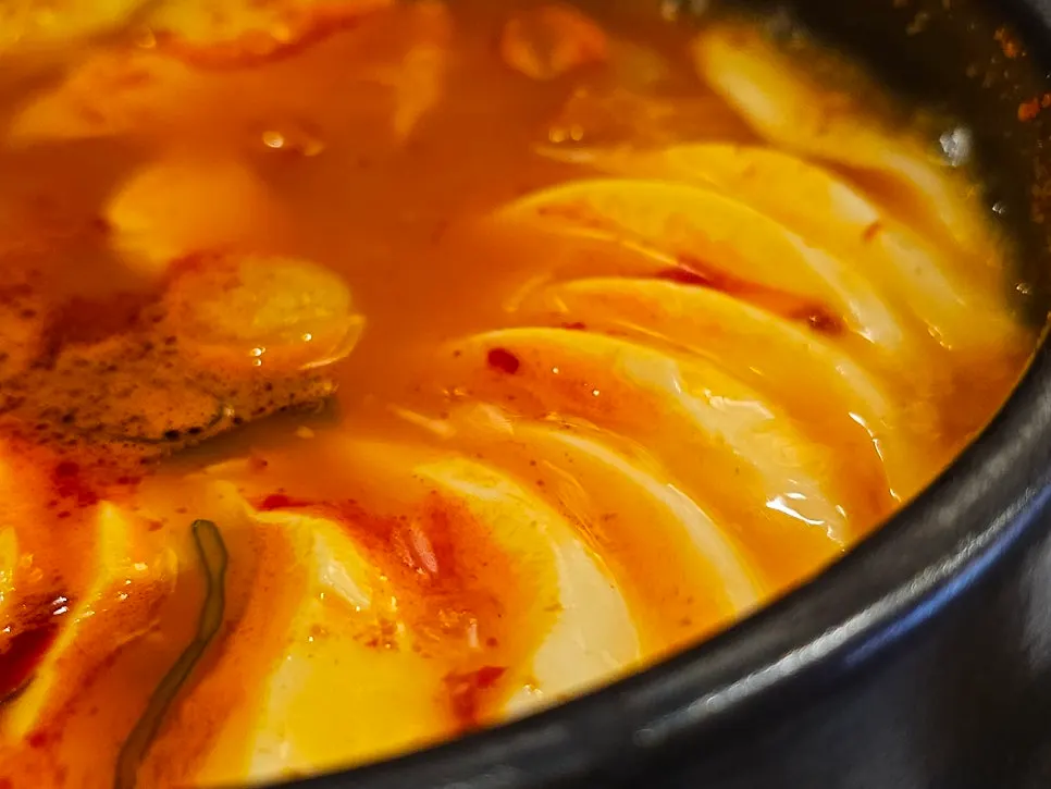 얼큰한 순두부찌개 국물