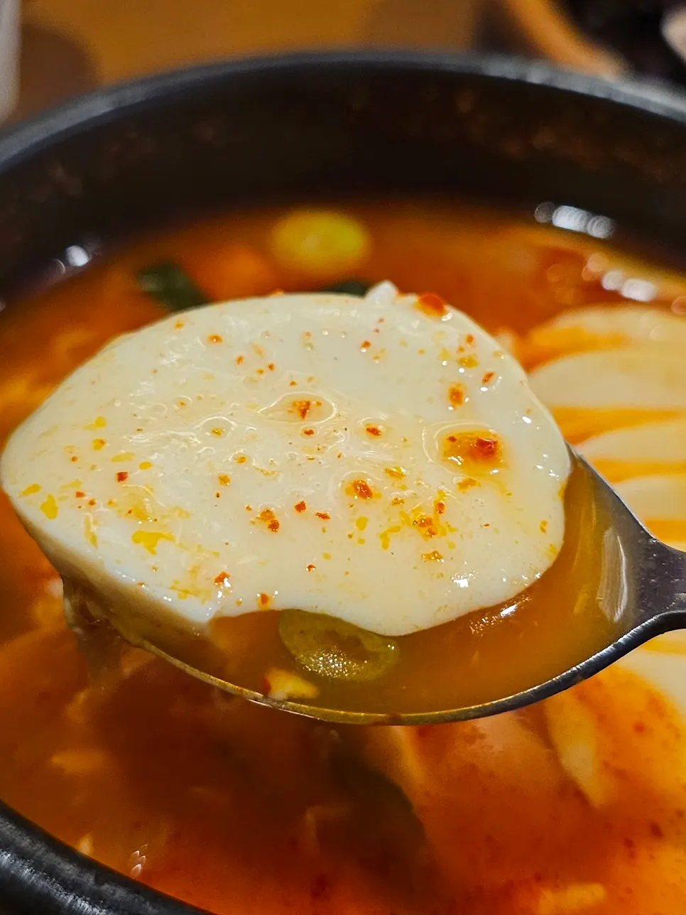 숟가락으로 뜬 순한 순두부