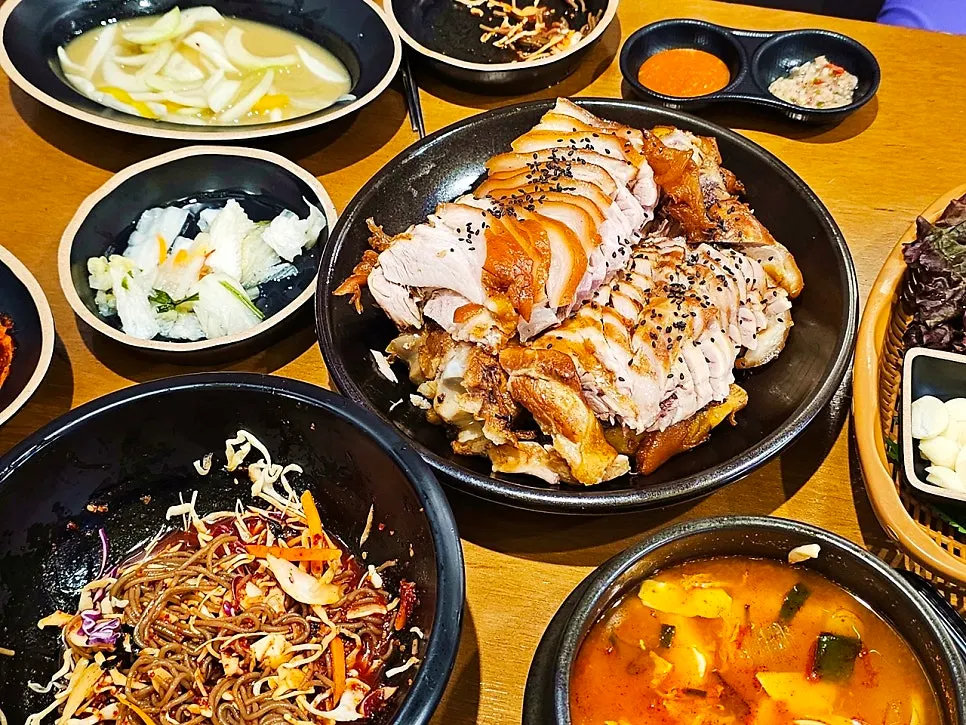 서비스 메뉴와 술이 놓인 테이블