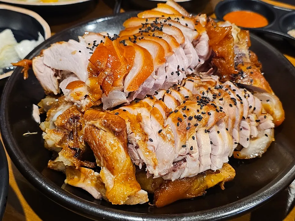 고기와 콜라겐이 가득한 족발 접시