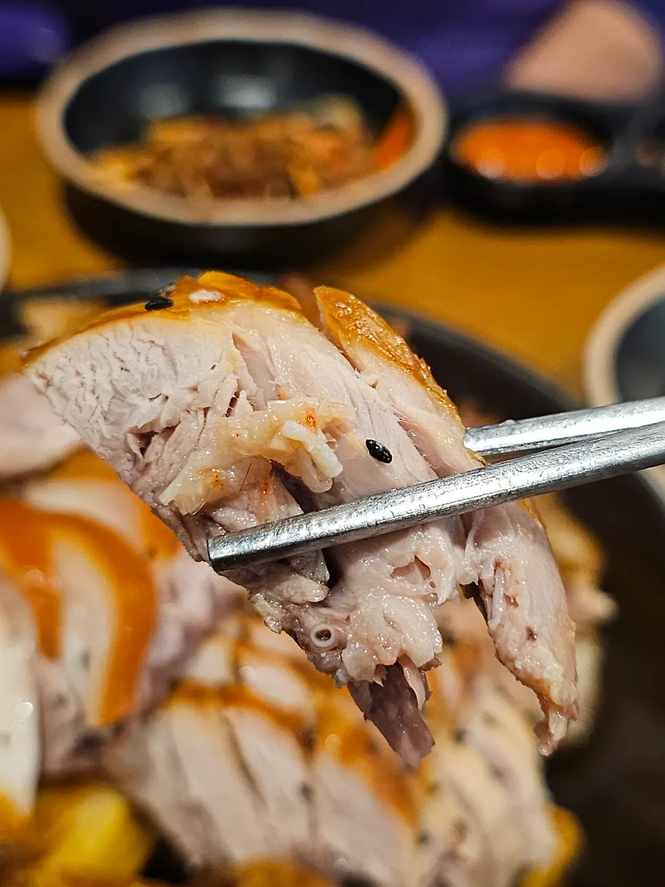 새우젓에 곁들인 족발 한 점