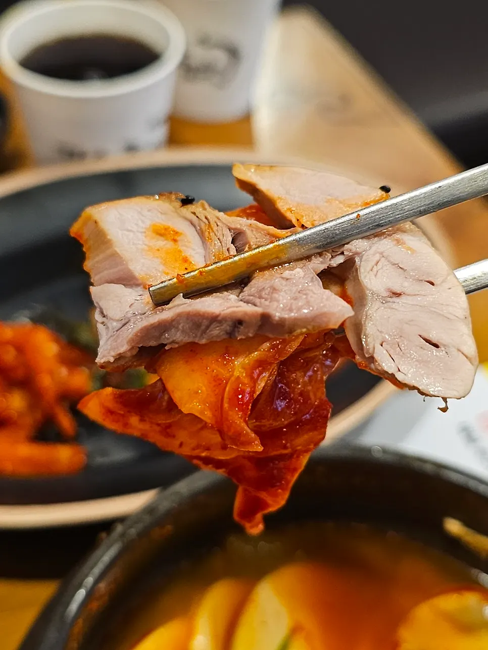 김치에 싸 먹는 족발 살코기