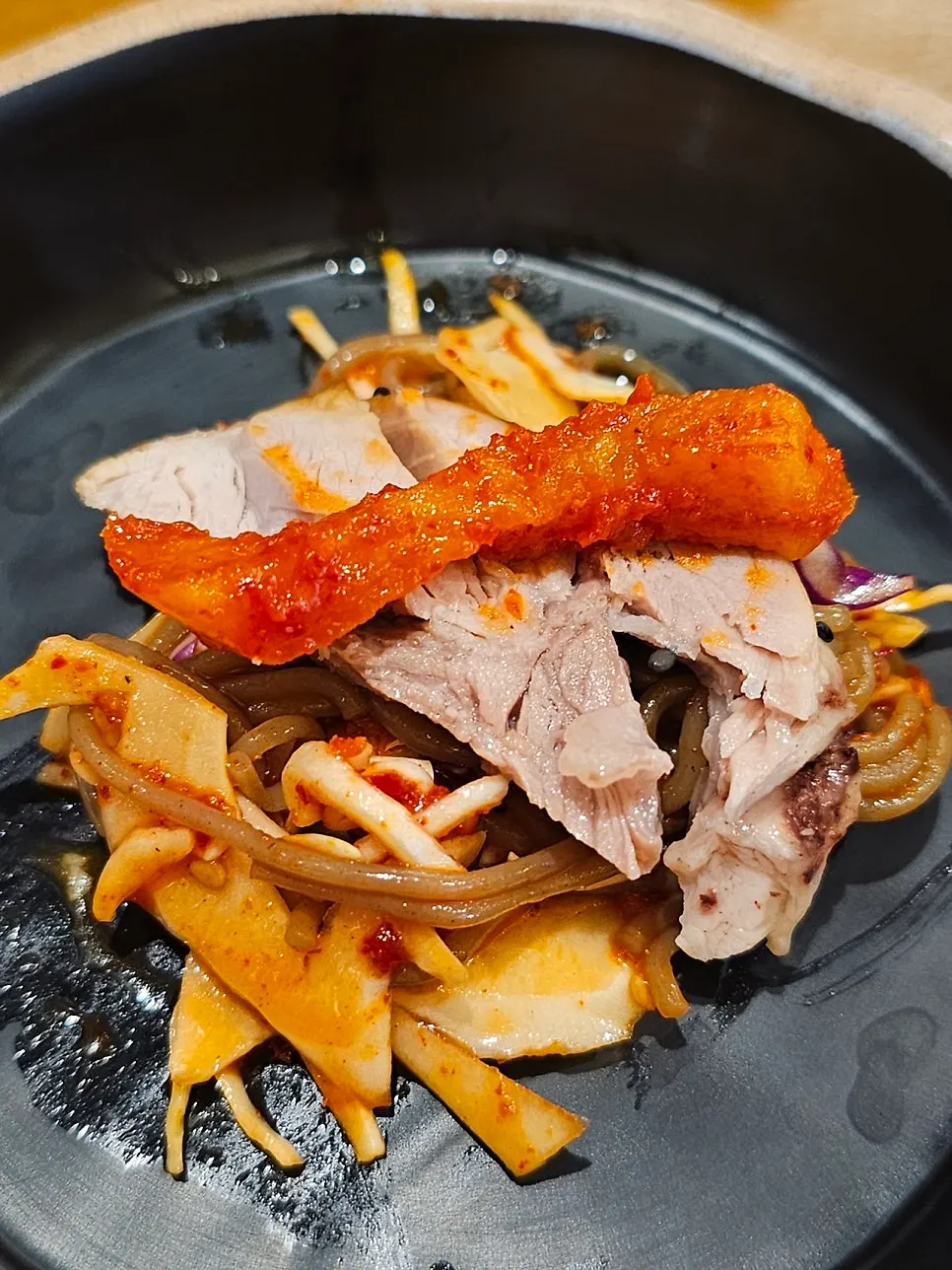 비빔막국수 위에 올린 족발