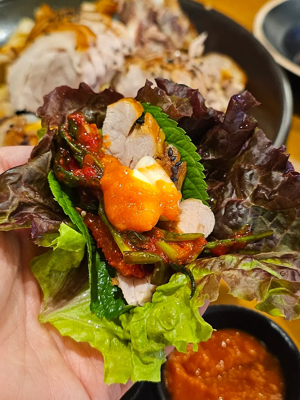 쌈채소에 가득 올린 족발 한 쌈