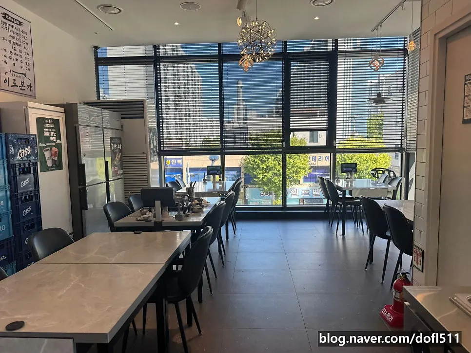 Idobonga table seating with generous spacing