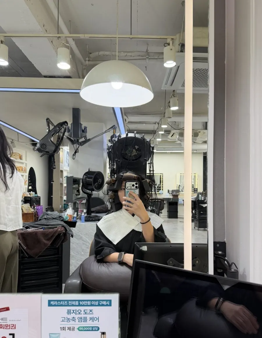 펌 로드를 감아 시술 중인 긴 머리