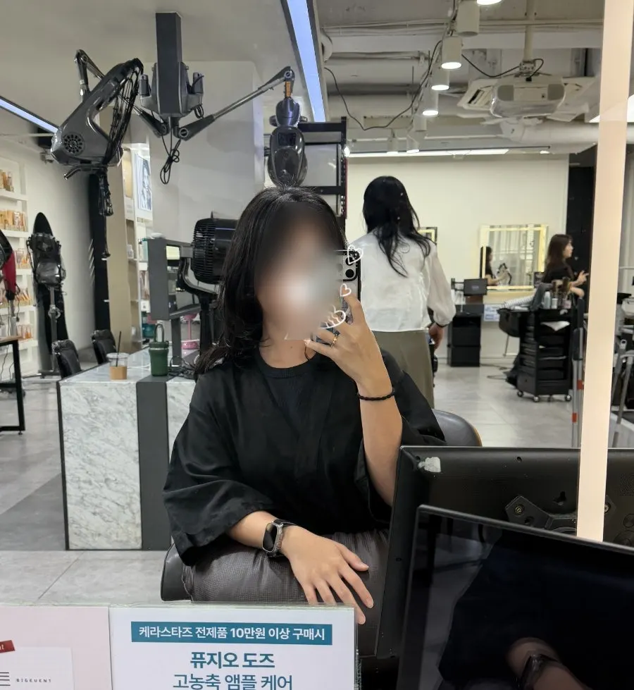 얼굴 옆으로 자연스럽게 떨어지는 C컬 앞모습