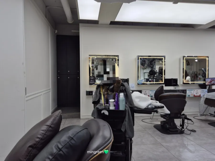 Waiting area inside Salon de Supullim