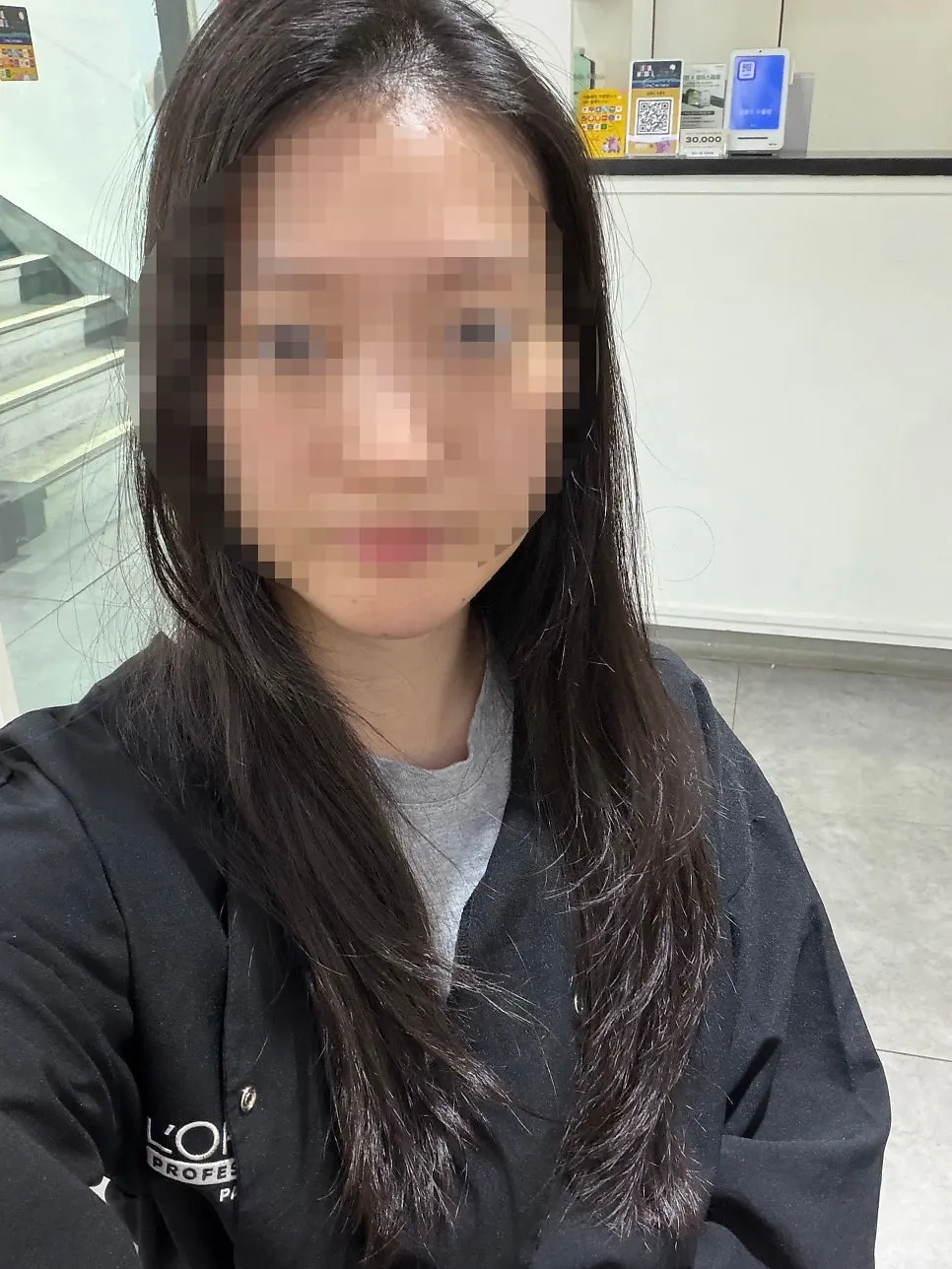 정돈된 미용실 좌석과 거울
