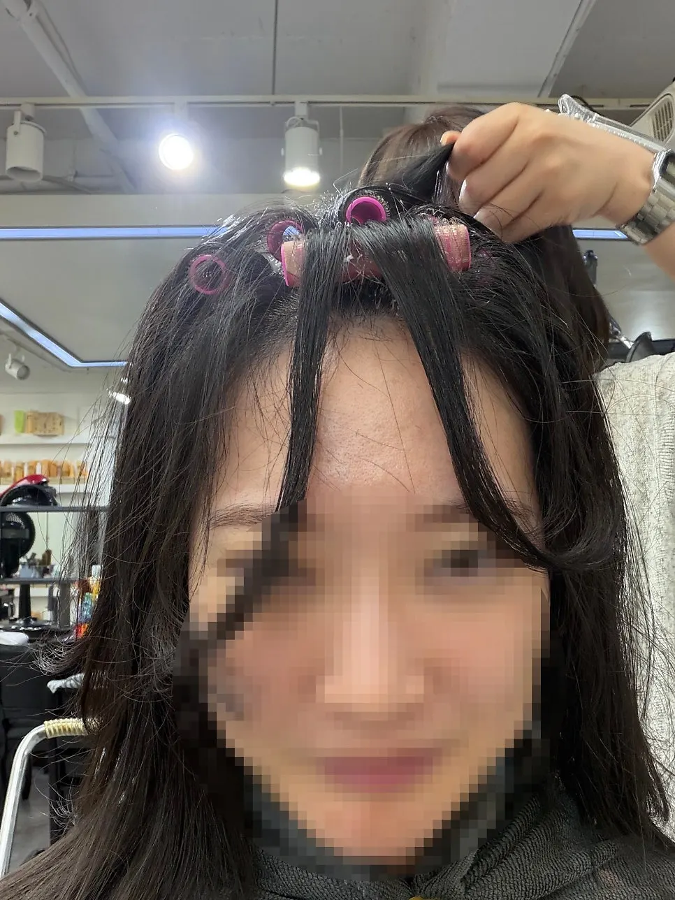 뿌리 볼륨 작업 중인 정수리 부분