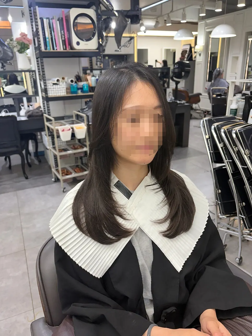 정수리 볼륨이 살아난 정면 스타일