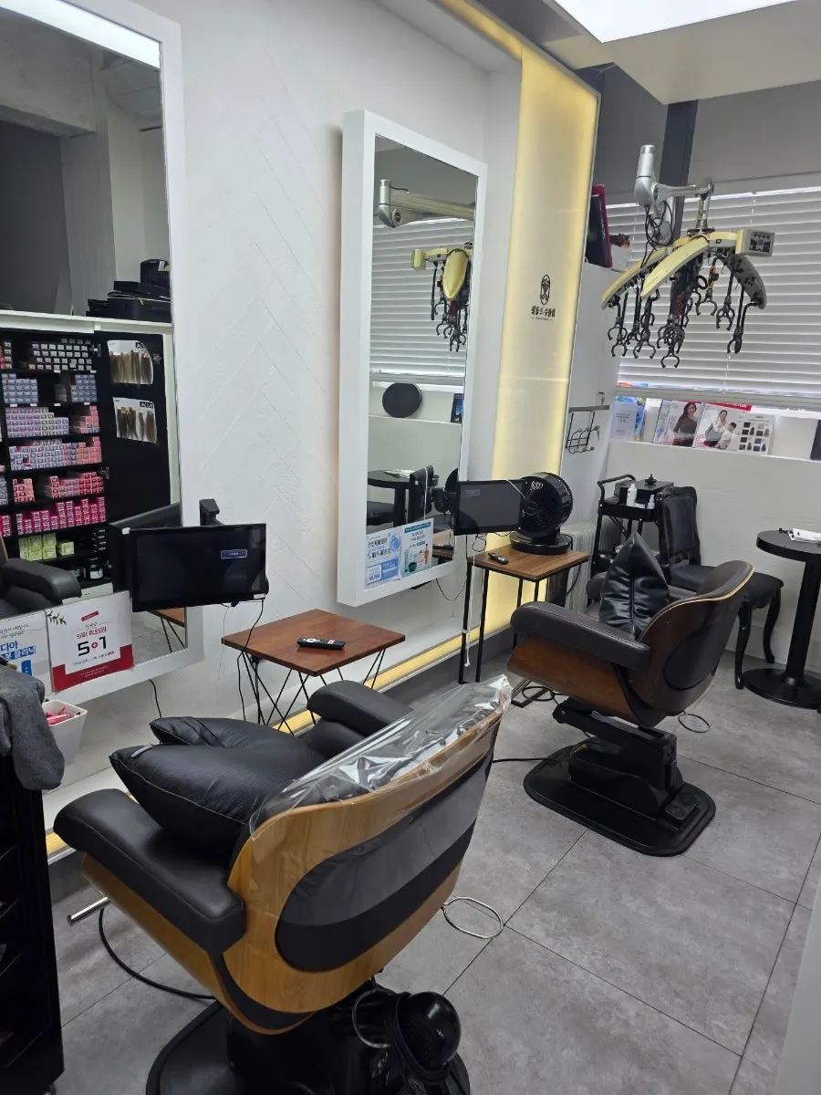 Salon interior with sentimental decor pieces