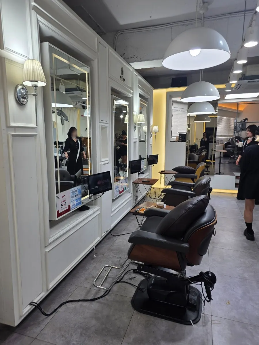 Mirror and treatment chair at Salon de Supullim