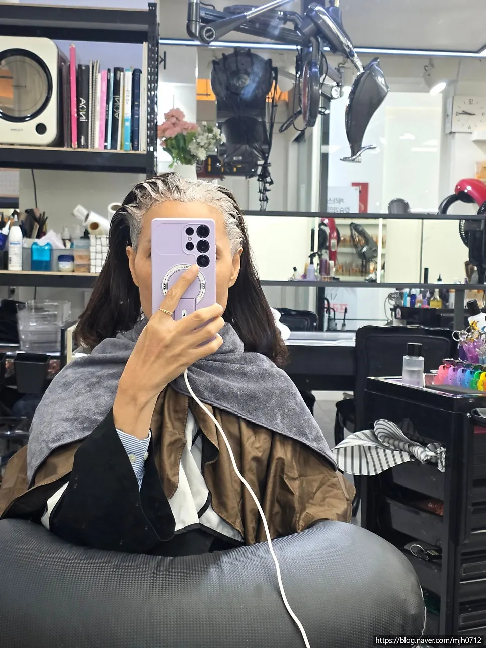 앞머리 새치 커버용 뿌리염색 진행 모습