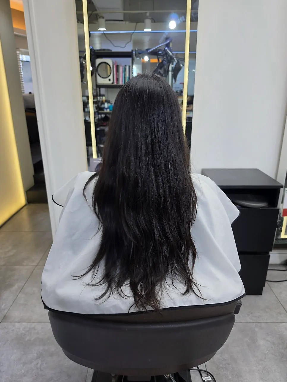 기장이 길고 무거운 시술 전 머리 뒷모습
