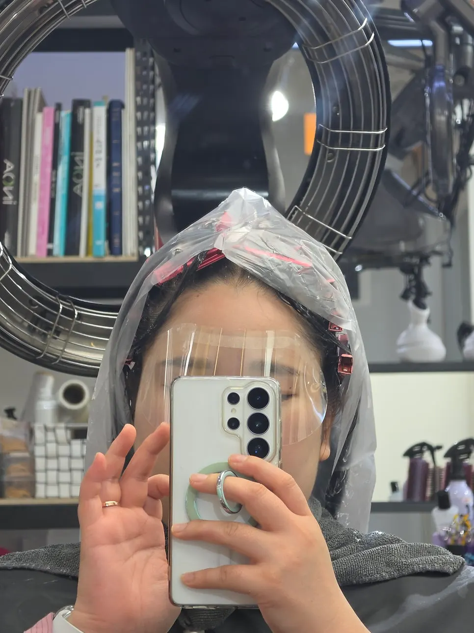 연화작업 중 뿌리에 핀을 꽂아 고정한 모습