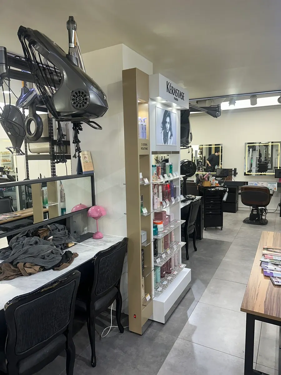 Consultation for the medium-length layered C-curl style