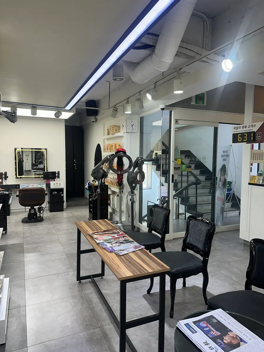 Discussing the perm style with designer Ha-eun