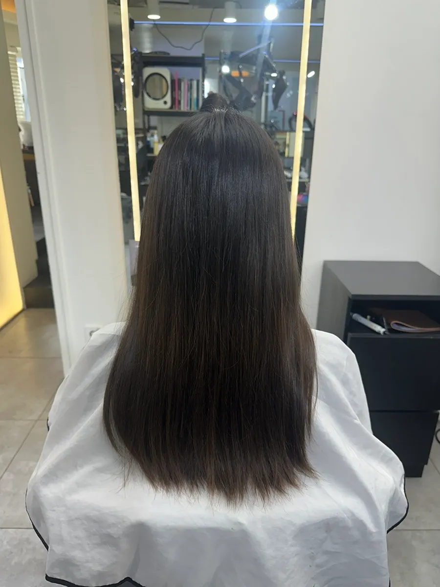 Side view of flat, limp long hair before the perm