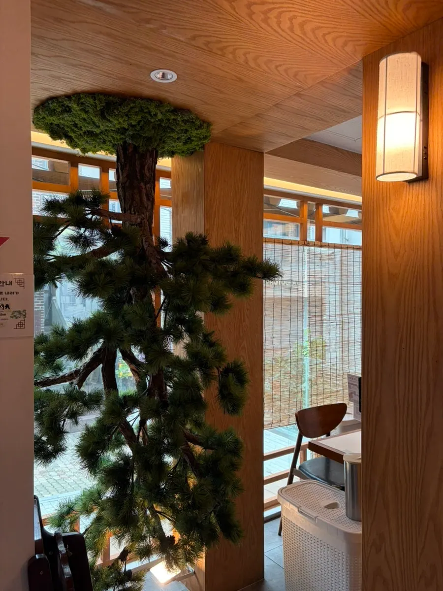 Gat hat and upside-down pine tree decoration at the entrance