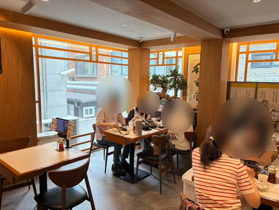 Spacious, clean hanok-concept dining hall at Seodamheon