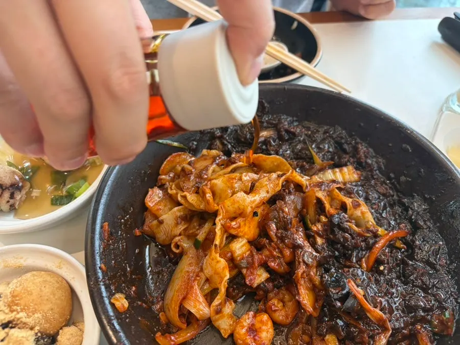 Adding mala oil to the samjjamyeon