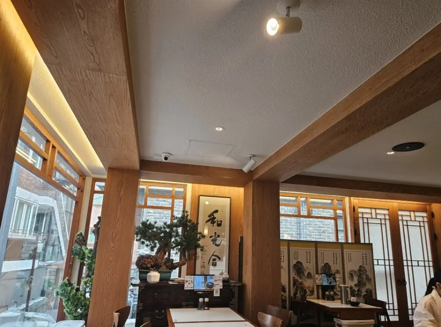 Modern hanok-style interior of Seodamheon Hongdae Main Branch