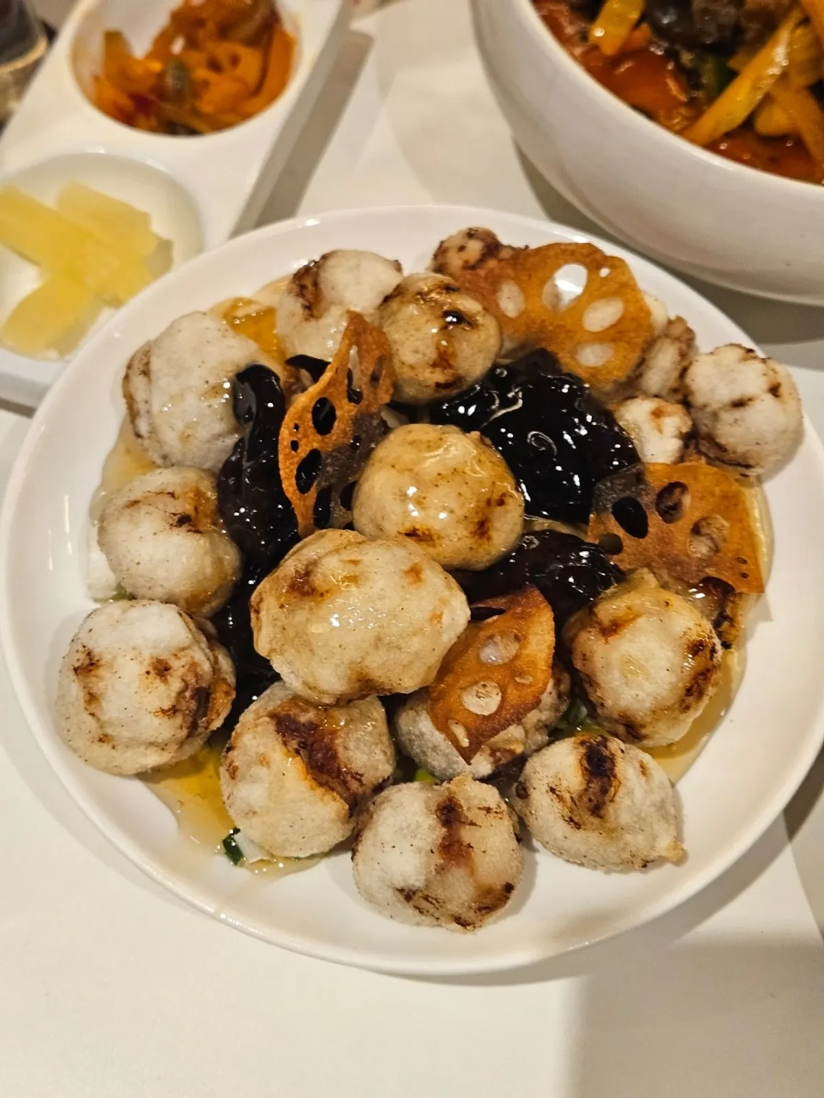 A plate of Seodamheon's round-fried mokhwasom tangsuyuk