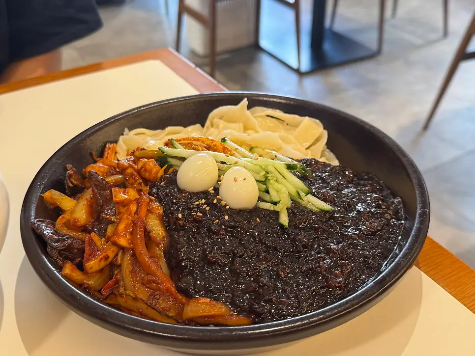 서담헌 삼짜면의 된장유니짜장 부분