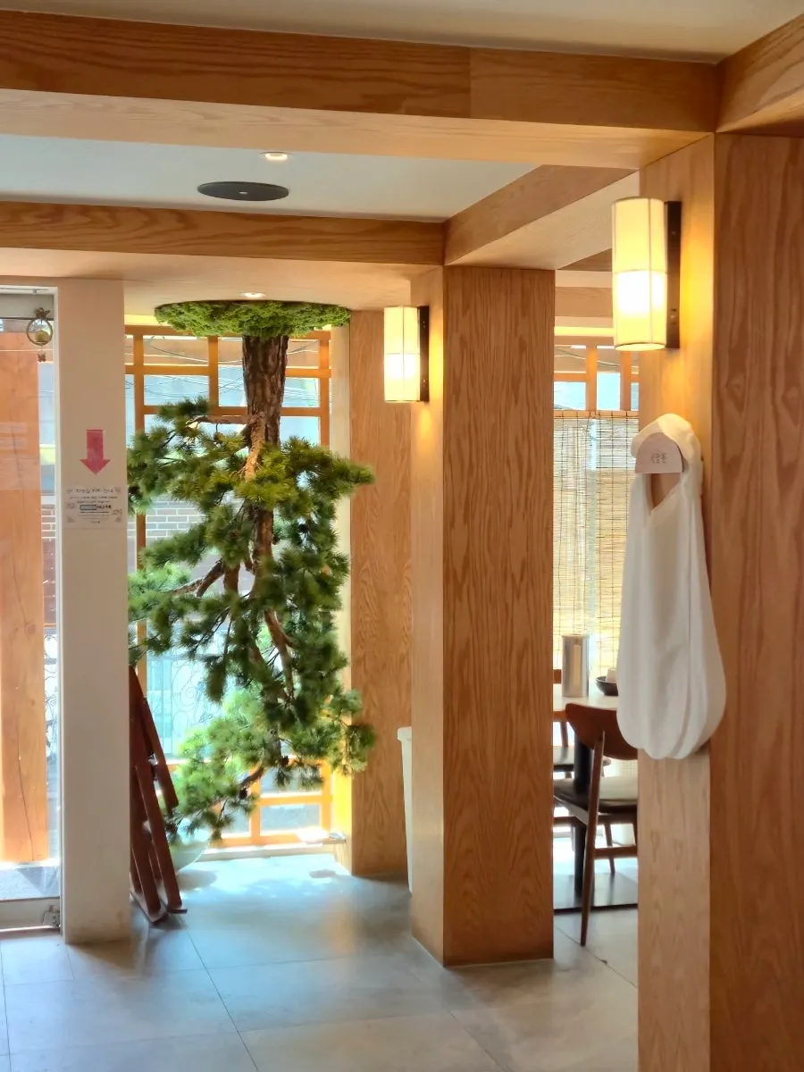 Seodamheon's interior with wood decor and warm lighting