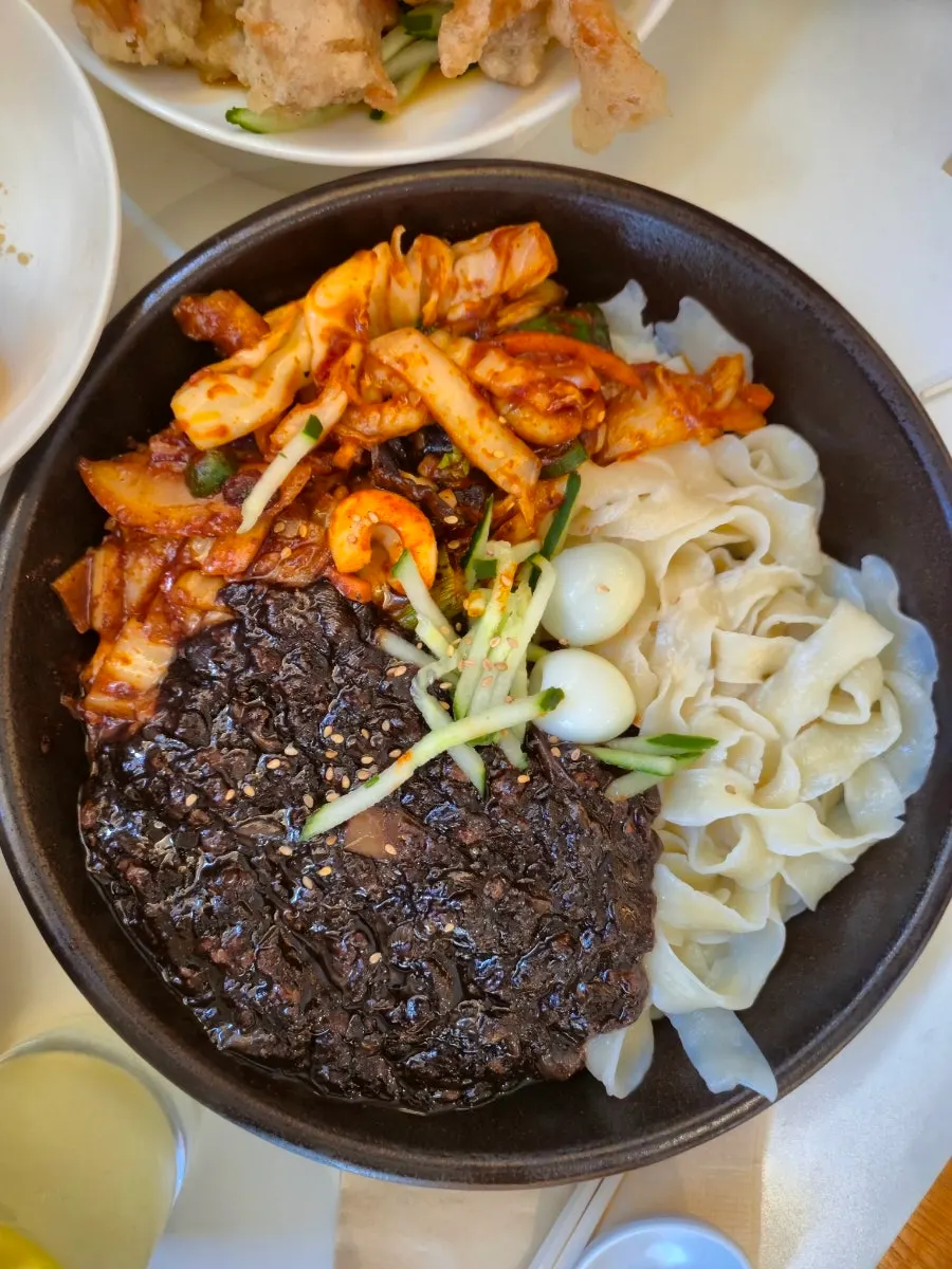 Table spread of samjjamyeon and yurinji ordered at Seodamheon