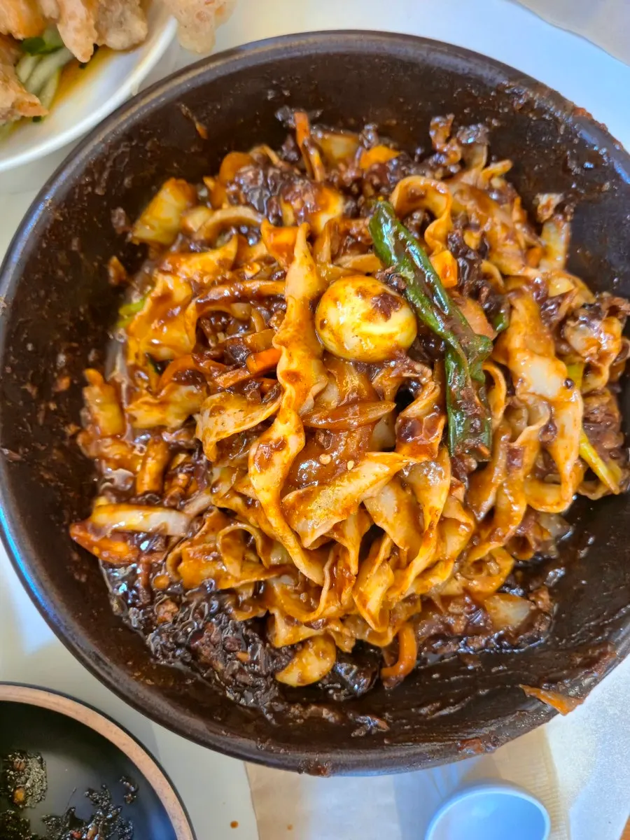 Samjjamyeon with doenjang yuni jjajang and charcoal-fired stir-fried jjamppong