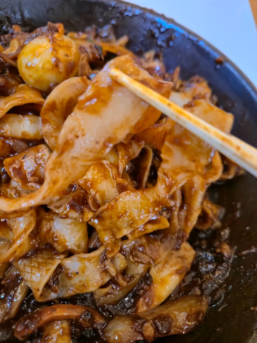Close-up of samjjamyeon with the two sauces mixed together
