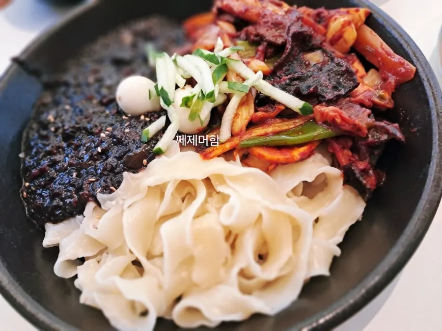 해물과 고기짜장이 올라간 삼짜면 1.5인분