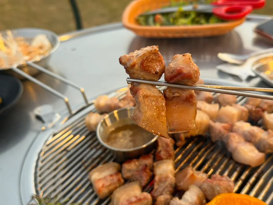 Chewy charcoal-grilled black pork