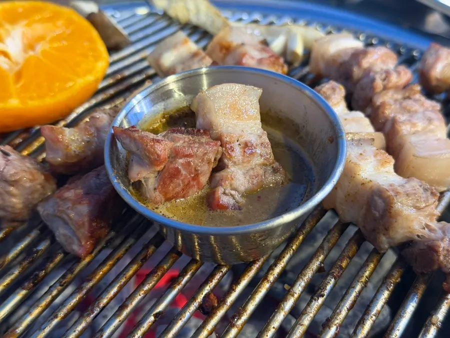 Bubbling meljeot served with black pork