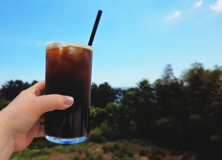 아이스 아메리카노와 디저트 세트