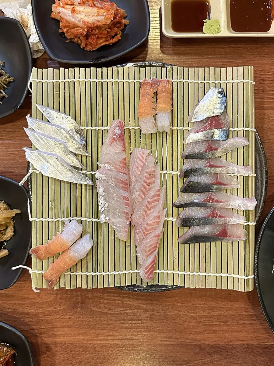 A plate of sashimi served in Tamra Hansang's basic set