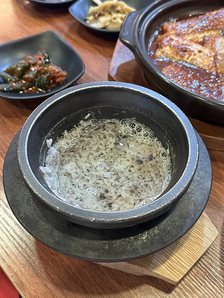 Hot pot rice topped with potato and gingko nuts